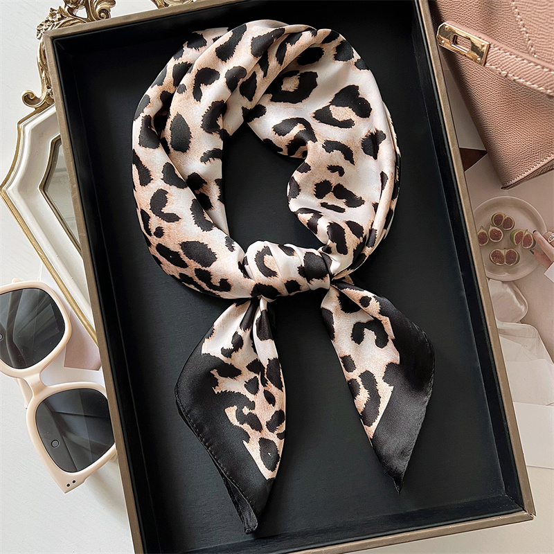 70cm Square Luxury Leopard Pri - Scarf Silk Square recension och pris
