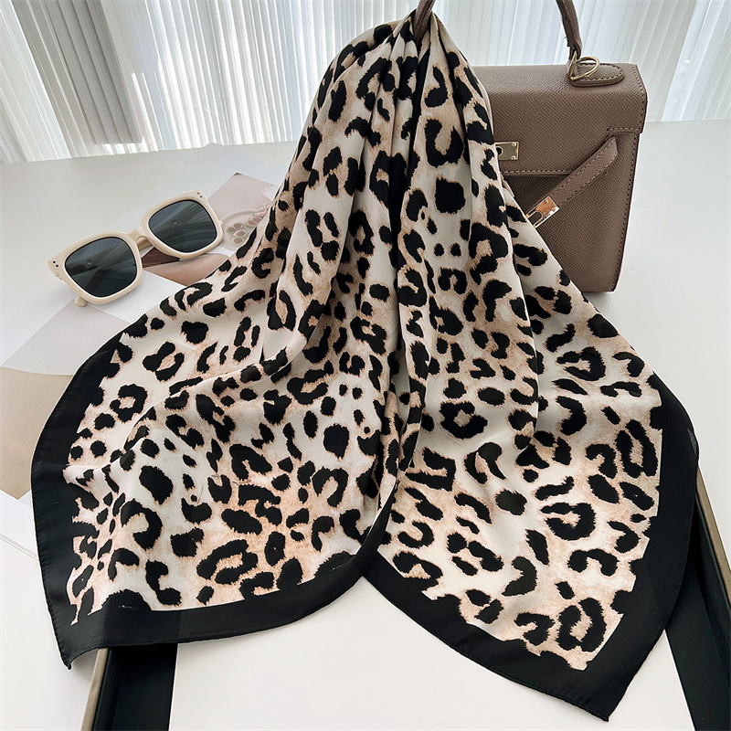 70cm Square Luxury Leopard Pri - Scarf Silk Square recension och pris