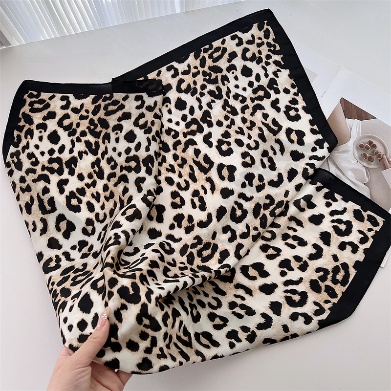 70cm Square Luxury Leopard Pri - Scarf Silk Square recension och pris